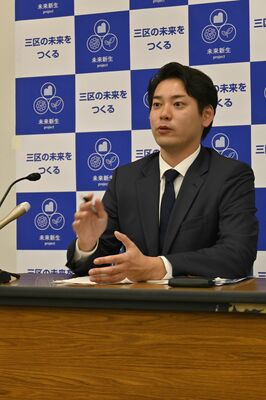 立候補の経緯などを語る渡辺氏＝３日午後、県庁記者クラブ