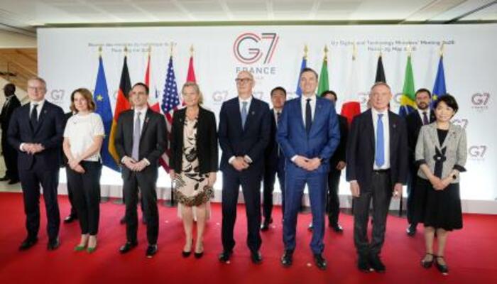 　Ｇ７デジタル相会合の開幕前に写真に納まる堀内詔子総務副大臣（右端）ら＝２９日、パリ（共同）