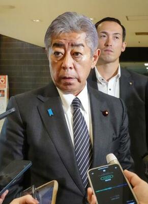 　外務省で記者団の取材に応じる岩屋外相＝８日午前