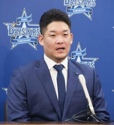 　契約交渉を終え、記者会見するＤｅＮＡ・筒香＝２４日、横浜市