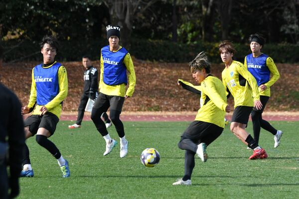 長野戦に向け、練習に汗を流す栃木SCの選手たち=河内総合運動公園陸上競技場