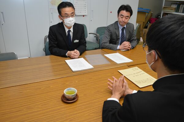 県立学校の再開延期を求める署名を提出した浅野さん（右）＝６日午後、県庁南別館