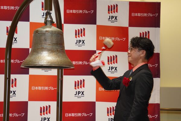 上場を祝い鐘を打つ森西社長＝４日午前、東京都内