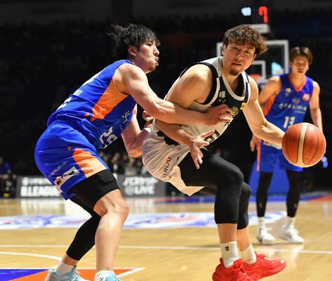 第２クオーター10分、激しいマークを受けるブレックスの比江島（右）＝水戸市のアダストリアみとアリーナ、湯田大士撮影