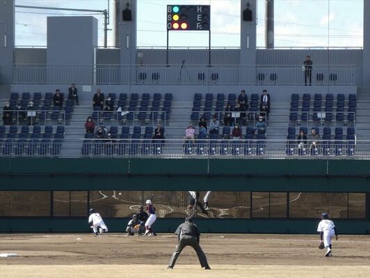 保護者や関係者もスタンドから観戦した
