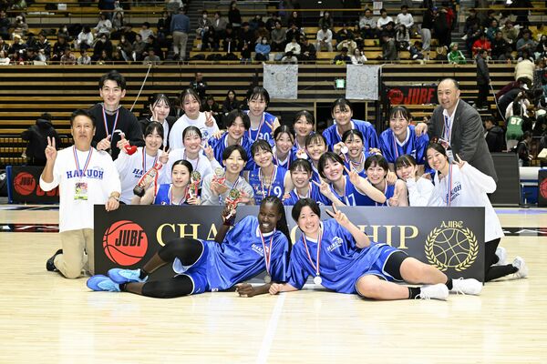 準優勝し、笑顔で記念撮影に応じる白鴎大の選手ら