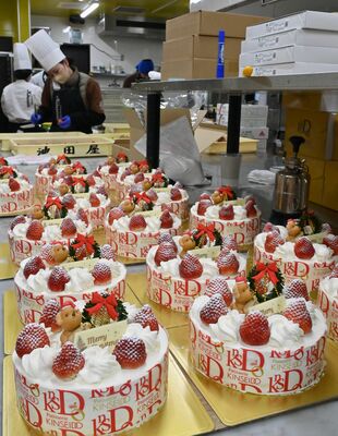 ピークを迎えたクリスマスケーキ作り＝２３日午後１時４０分、那須塩原市緑１丁目