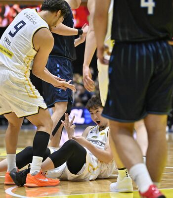 第１クオーター10分、ファールを受けながら３点シュートを決め、仲間と喜ぶブレックスの比江島