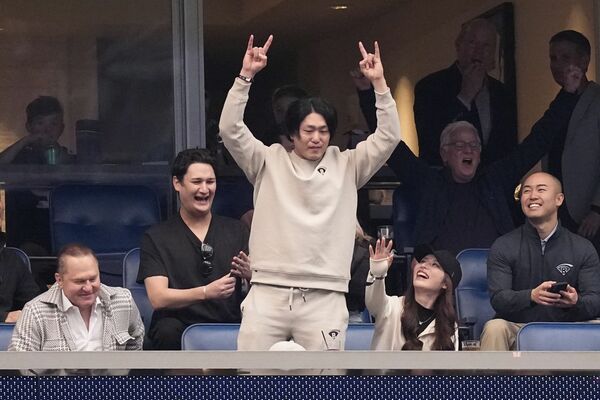 米プロフットボールNFLの試合を観戦した米大リーグ、アストロズの今井達也(中央)=4日、ヒューストン(AP=共同)