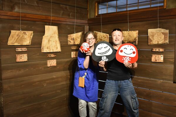 焼き絵とだるまのキャラクターの美術館をオープンさせた前田さん夫妻