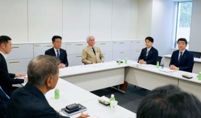 　国会内で開かれた、北陸新幹線の延伸ルートを再検討する与党整備委員会の会合＝３０日午前