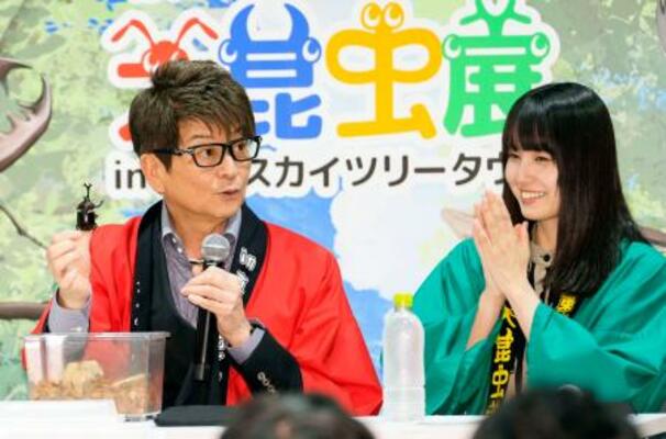 「大昆虫展in東京スカイツリータウン」のプレス発表会で、飼育中のカブトムシを手に乗せて披露する哀川翔。右は片田陽依=東京都墨田区