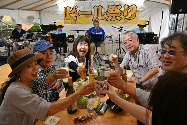 笑顔で乾杯する来場者
