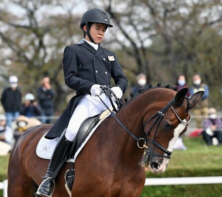 馬術少年自由演技馬場馬術　ジキータ号を操り、同種目で県勢初の国体優勝を果たした渡辺＝那須塩原市の地方競馬教養センター
