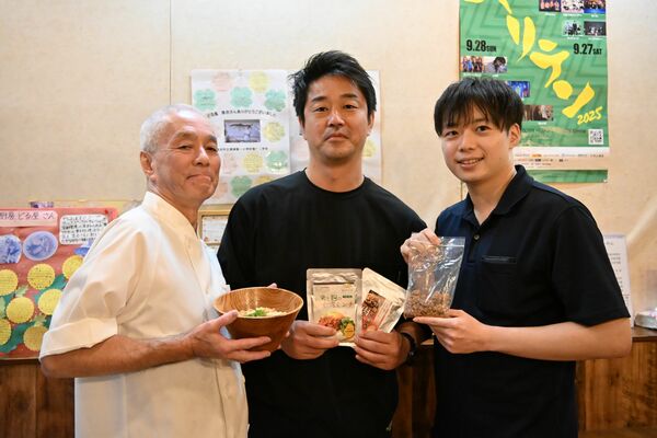 コメから作った代替肉の量産を目指す佐賀さん（中央）と「どる屋」店主の落合泰知さん（左）ら＝９月、宇都宮市
