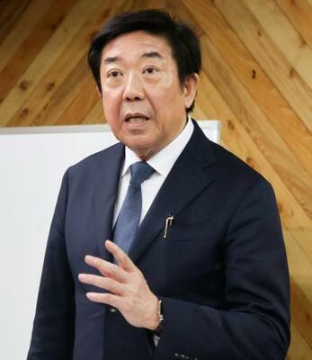 記者会見で前橋市長選への出馬見送りを表明する元市長の山本龍氏=8日午後、前橋市