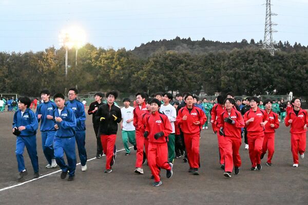 耐寒マラソンに挑戦する生徒たち