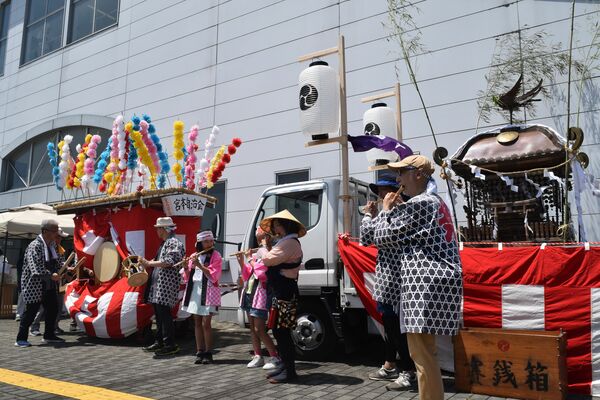 新栃木駅東口で、おはやしの演奏と共に披露された星宮神社のみこし
