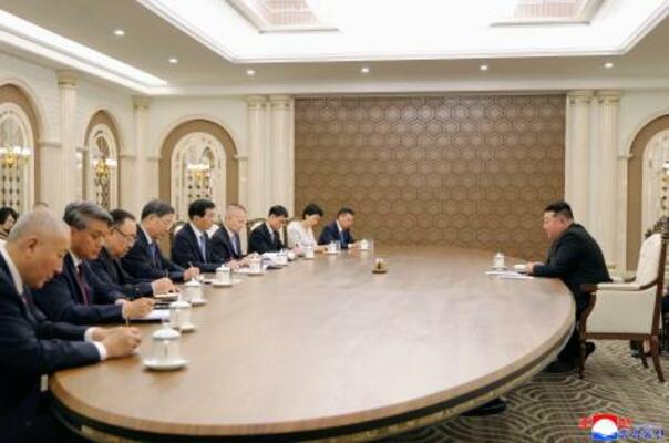 会談する中国共産党序列4位の王滬寧・人民政治協商会議(政協)主席(左から5人目)と北朝鮮の金正恩朝鮮労働党総書記(右)=16日(朝鮮中央通信=共同)