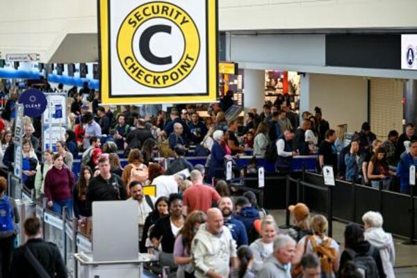 保安検査を待つ行列で大混雑するボルティモア・ワシントン国際空港=27日、ボルティモア(ロイター=共同)