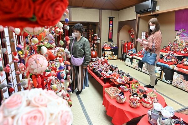 屋台のまち中央公園内慶雲郷内に飾られている古布を使ったひな