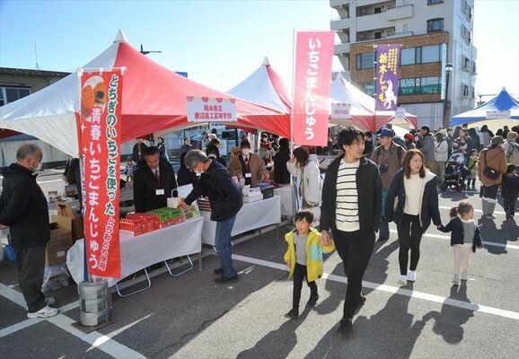 いちご関連商品が並んだ「いちごマルシェ」