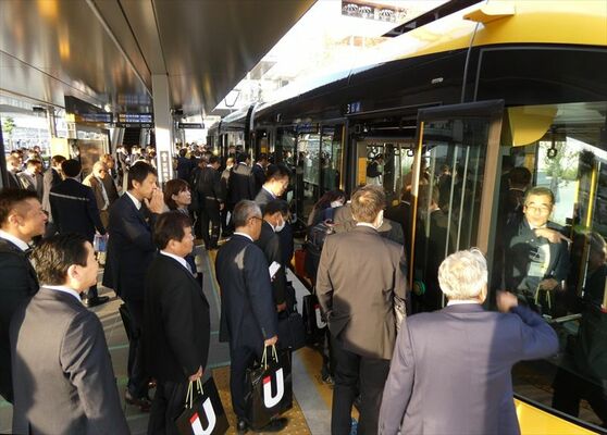 全国不動産会議の視察研修で、宇都宮駅東口停留場からＬＲＴに試乗する人たち