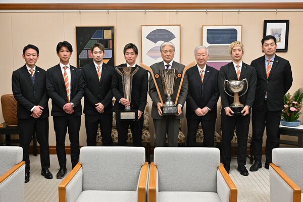 福田知事（右から４人目）に優勝を報告したバックスの関係者＝県庁
