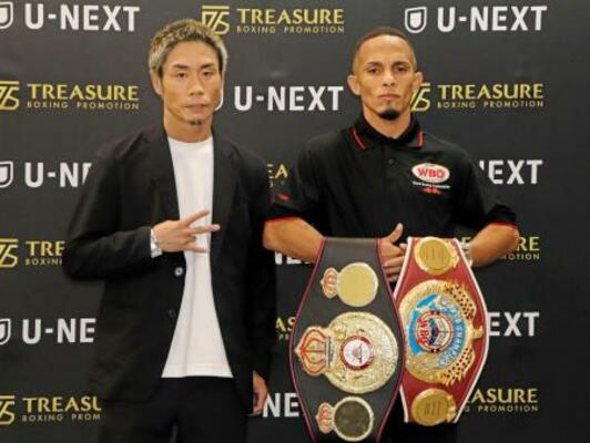 　記者会見でポーズをとる挑戦者で元ＷＢＯミニマム級王者の谷口将隆（左）と２団体統一王者のレネ・サンティアゴ＝１日、東京都文京区