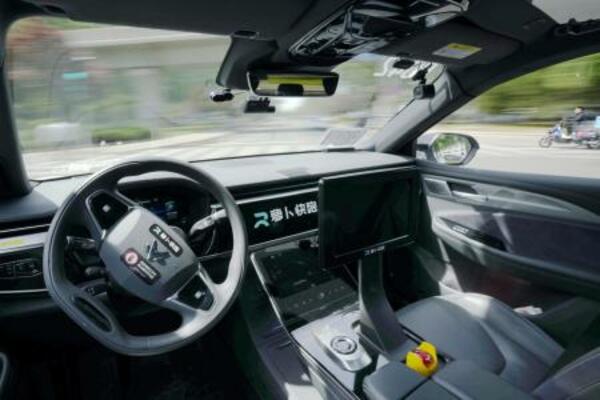 　北京市内の公道を走る百度の自動運転タクシー「アポロ・ゴー」の車両＝２０２４年４月（共同）