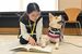 セラピー犬に読み聞かせをする子ども＝６日午後、鹿沼市睦町