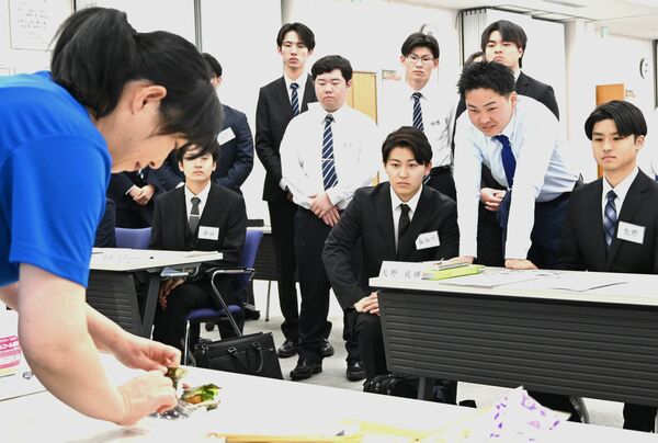 「おにぎらず」の作り方を学ぶ新入社員ら＝13日午後、宇都宮市