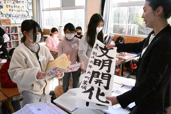 冬休みの課題を提出する児童ら＝８日午前、大田原市黒羽田町