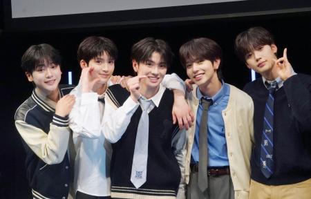 　プレデビューイベントに登場した「ＶＩＢＹ」の（左から）ＫＯＴＡＲＯ、ＩＯ、ＲＥＮＫＩ、ＡＫＩＴＯ、ＲＹＯＨＡ