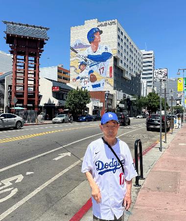 　米ロサンゼルスで余暇を楽しむ北三郎さん（仮名）＝６月（支援者提供）