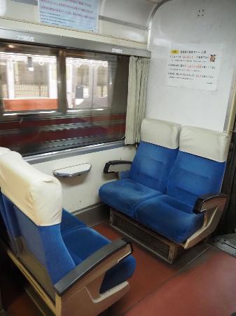 　富山地鉄１６０１０形の車端部に設置されたボックス席＝２５年１０月２３日、富山市