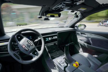 　北京市内の公道を走る百度の自動運転タクシー「アポロ・ゴー」の車両＝２０２４年４月（共同）