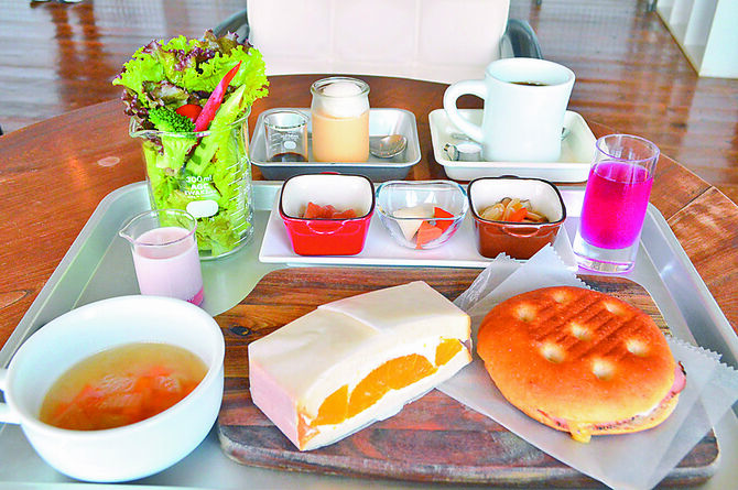 「ダブルサンドイッチ」など3種の週替わりのランチ(1650円)は、ウエルカムドリンク、スープ、サラダ、小鉢、デザート、ドリンク付き