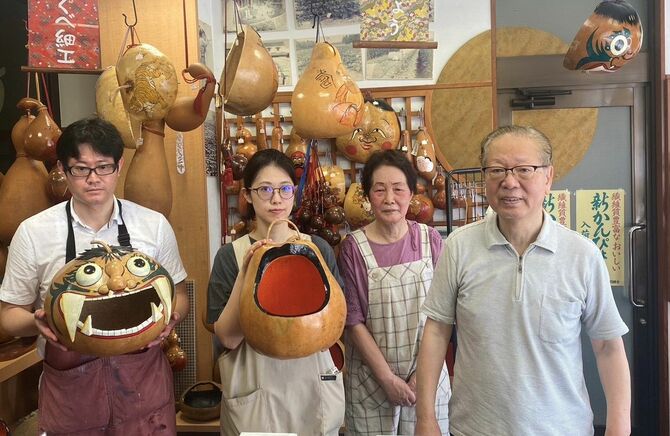 イチオシ商品を手に集合した酒井干瓢店の皆さん