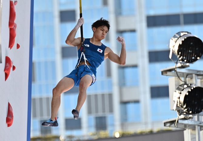 スポーツクライミング男子複合決勝　スピードの課題を終えガッツポーズする楢崎＝青海アーバンスポーツパーク