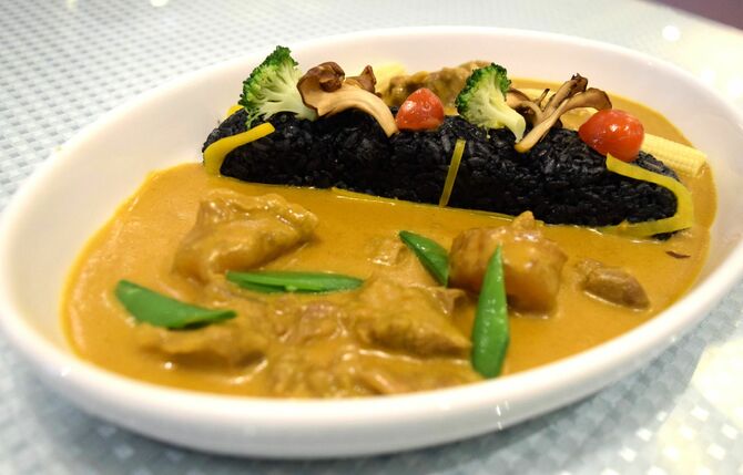 オアシスで提供されている「牛すじＬＲＴイエローカレー竹炭ライス」