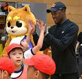 パリ五輪王者テボゴが児童と交流