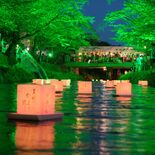川面に浮かぶ「平和の願い」　真岡・灯ろう流しで３千個