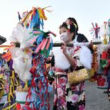地域のため、稚児がんばる　小山で３年ぶり「花桶かつぎ」【動画】