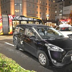 ＬＲＴは先頭車両が破損　軌道に進入の乗用車が衝突　上下線で30分間運転見合わせ　宇都宮東署
