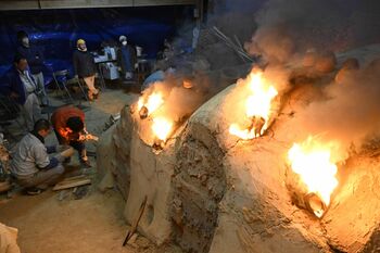 益子焼の研究生ら、登り窯で作品1000点焼き上げる 夜通し作業、伝統