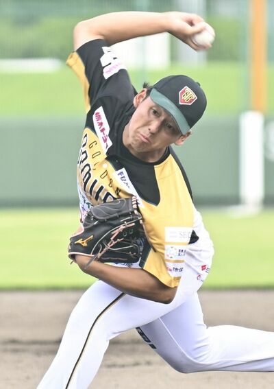 福島戦で力投する栃木ＧＢの中村＝８月25日、石川スポーツグラウンドくろいそ