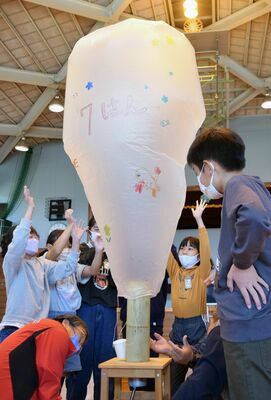 ミニ熱気球を飛ばす子どもたち