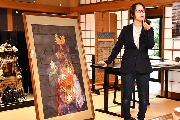日本画「お稚児」について解説する名古屋造形大特任講師の梶野さん