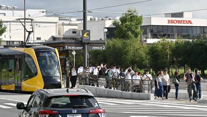 ＬＲＴを使って通勤するホンダの従業員ら＝１日午前８時、芳賀町下高根沢